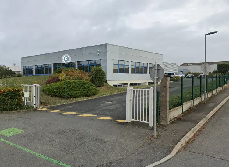 Local d’activités dans Fleury-les-Aubrais à louer - Photo de l’immeuble – Image 1 sur 8