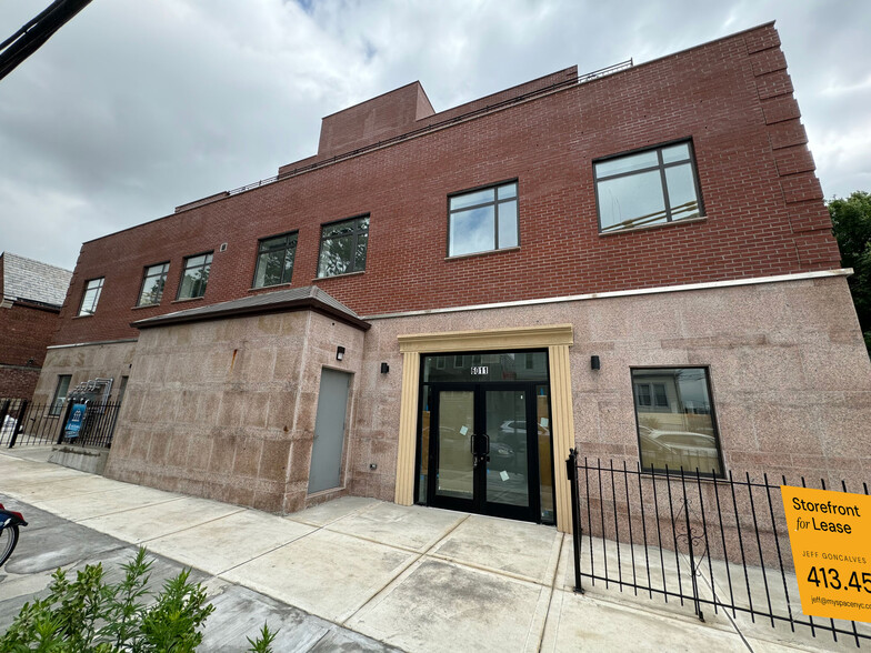 60-11 60th St, Flushing, NY à louer - Photo de l’immeuble – Image 1 sur 20