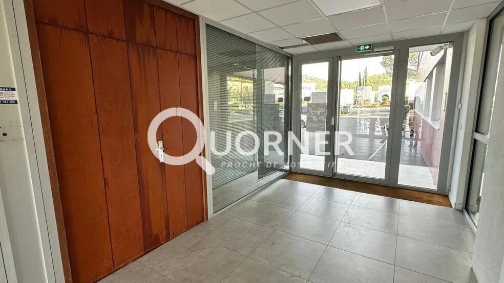 Local commercial dans Saint-Raphaël à louer - Photo de l’immeuble – Image 3 sur 7