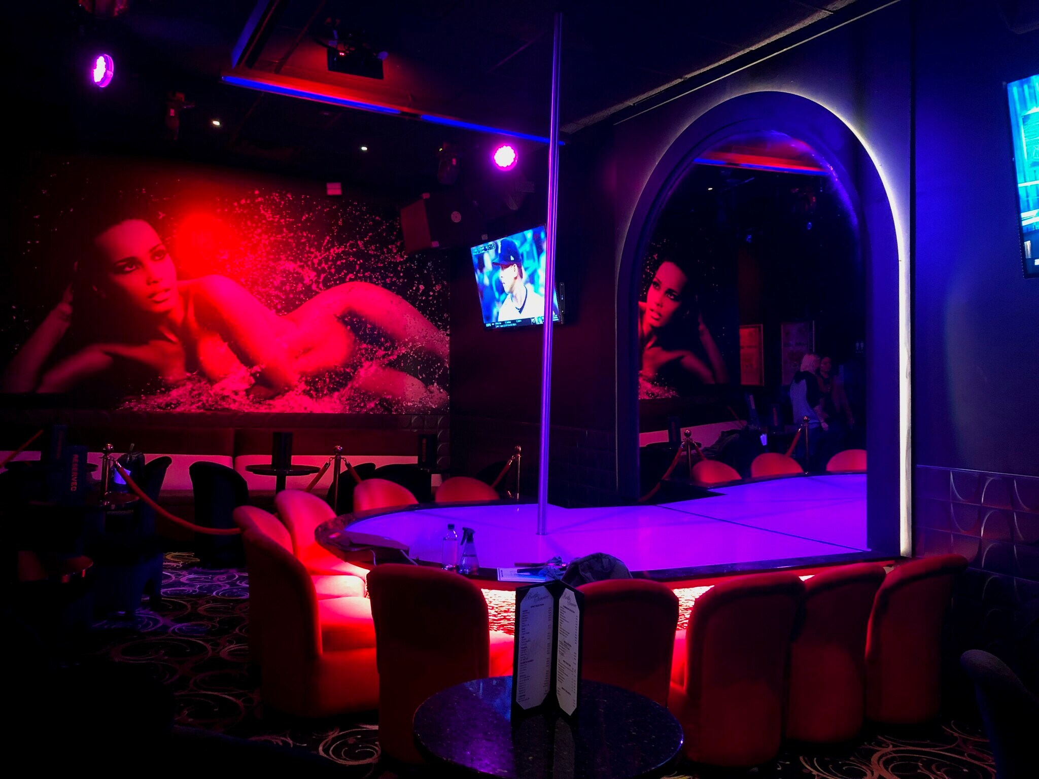 144 E Juneau Ave, Milwaukee, WI à vendre Photo intérieure– Image 1 sur 18