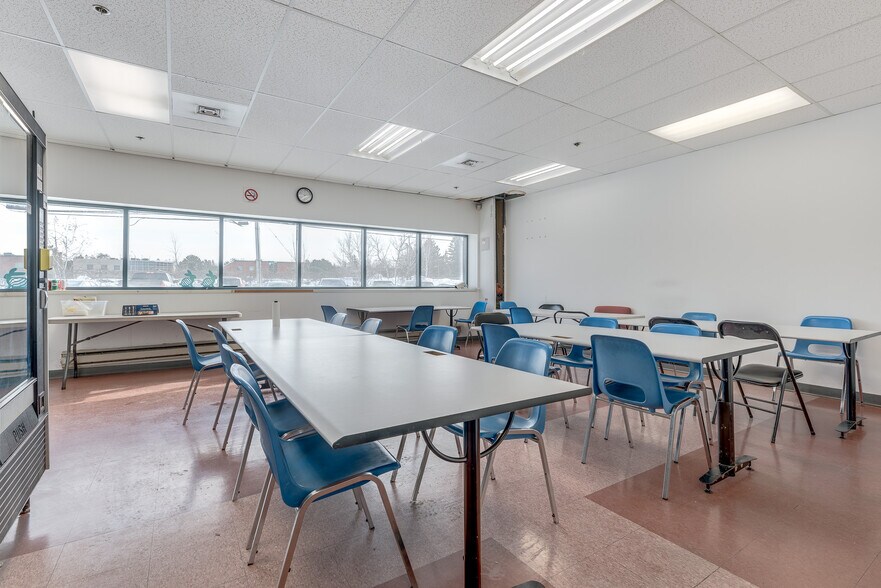 47 Antares Dr, Ottawa, ON à louer - Photo de l’immeuble – Image 3 sur 7