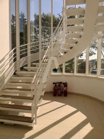 Local d’activités dans Les Ulis à louer - Photo de l’immeuble – Image 1 sur 7