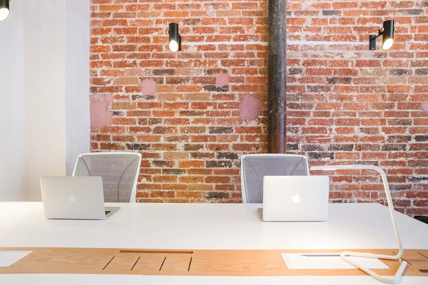 33 Rue Truffaut, Paris à louer - Photo de l’immeuble – Image 1 sur 5