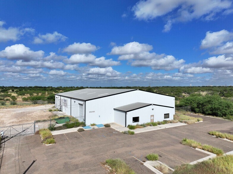 149 Eagle Ford Rd, Cotulla, TX à vendre - Photo de l’immeuble – Image 2 sur 4