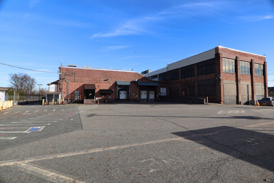 200 Elmora Ave, Elizabeth, NJ à louer - Photo de l’immeuble – Image 3 sur 7