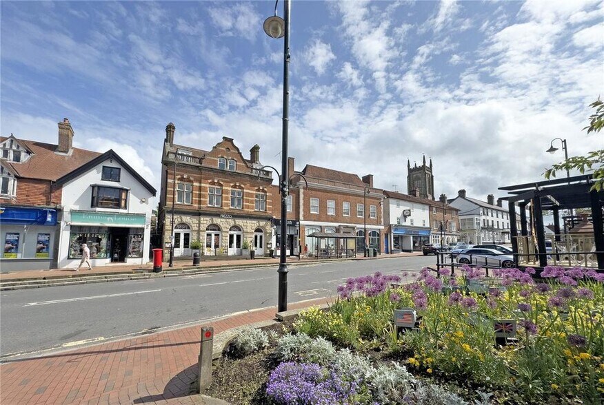 High St, East Grinstead à louer - Photo de l’immeuble – Image 3 sur 8