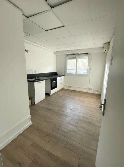 Bureau dans Saint-Laurent-du-Var à louer - Photo de l’immeuble – Image 3 sur 4