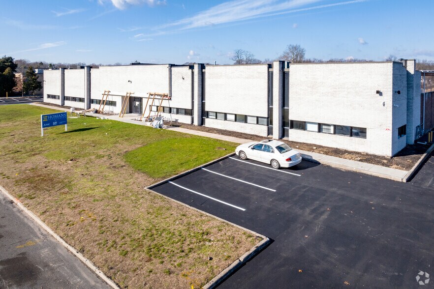 66 Austin Blvd, Commack, NY à vendre - Photo principale – Image 2 sur 10
