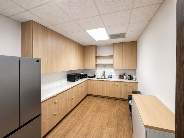 16255 Ventura Blvd, Encino, CA à louer - Photo de l’immeuble – Image 3 sur 13