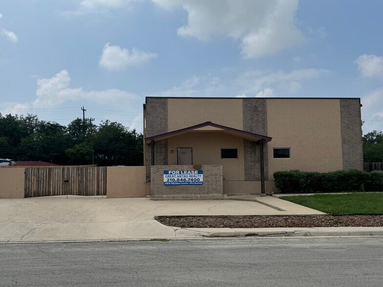 16131 College Oak Dr, San Antonio, TX à louer - Photo de l’immeuble – Image 2 sur 21
