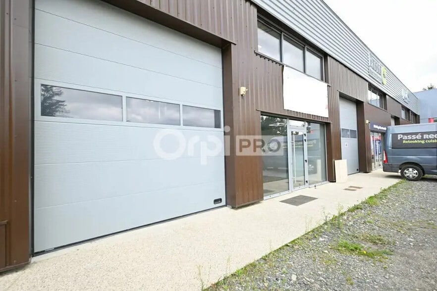 Local d'activités dans Saint-Symphorien-sur-Coise à vendre - Photo de l’immeuble – Image 2 sur 12