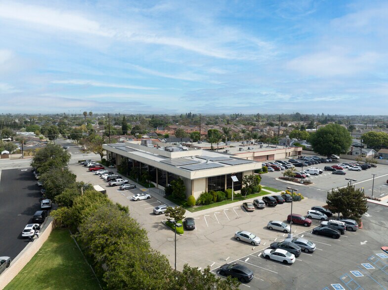 3356 W Ball Rd, Anaheim, CA à vendre - Photo de l’immeuble – Image 2 sur 33