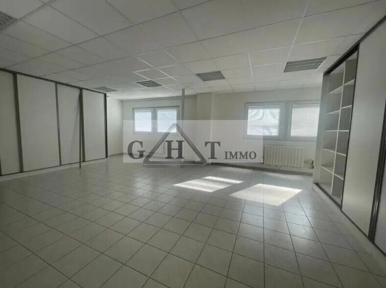 Industriel/Logistique dans Creil à vendre - Photo de l’immeuble – Image 3 sur 3