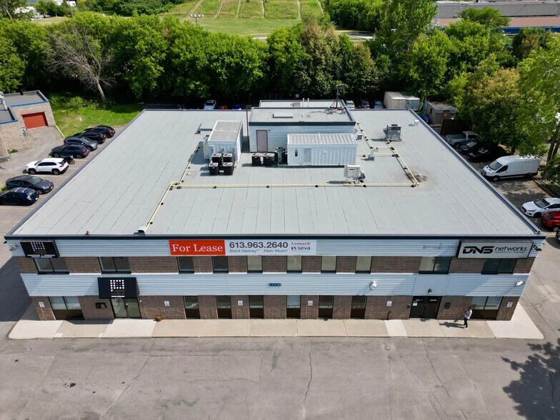 1600 Laperriere Ave, Ottawa, ON à louer - Photo de l’immeuble – Image 2 sur 4