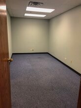 1121 E Main St, St Charles, IL à louer Photo intérieure– Image 1 sur 5