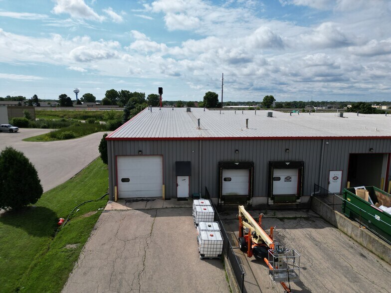 1125 W Tuckaway Ln, Menasha, WI à louer - Photo de l’immeuble – Image 3 sur 11