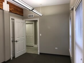 225 W Jefferson Ave, Naperville, IL à louer Photo intérieure– Image 2 sur 2