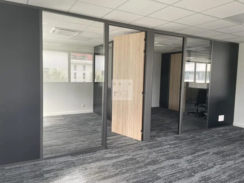 Bureau dans Seyssinet-Pariset à louer - Photo de l’immeuble – Image 3 sur 5