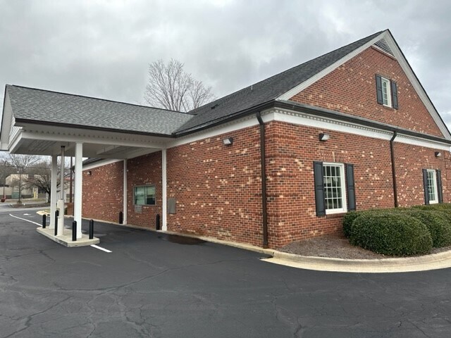 231 W Kings Hwy, Eden, NC à vendre - Photo de l’immeuble – Image 2 sur 5