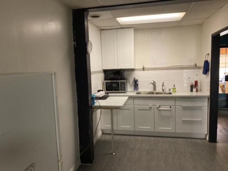 240-250 W Whittier Blvd, La Habra, CA à louer - Photo intérieure – Image 3 sur 8