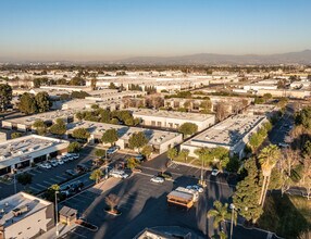 3629 W MacArthur Blvd, Santa Ana, CA à louer Photo de l’immeuble– Image 2 sur 4