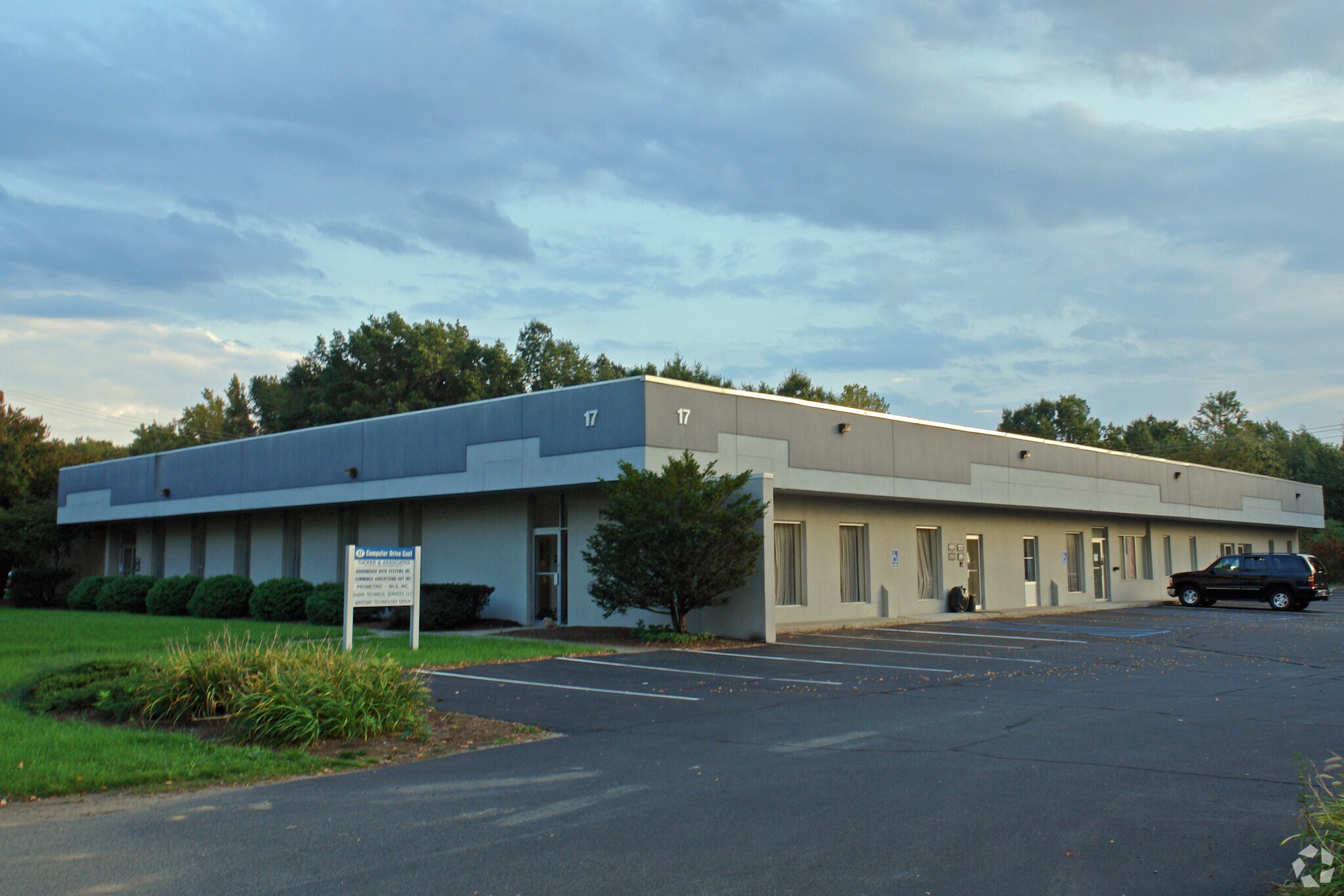 17 Computer Dr E, Colonie, NY à louer Photo principale– Image 1 sur 6