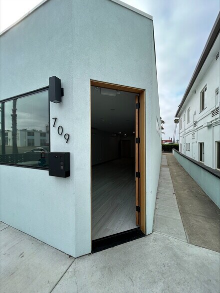 709-711 Pier View Way, Oceanside, CA à louer - Photo de l’immeuble – Image 3 sur 3