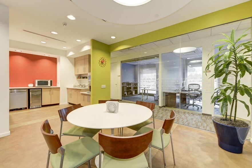1765 Duke St, Alexandria, VA à louer - Photo de l’immeuble – Image 3 sur 7
