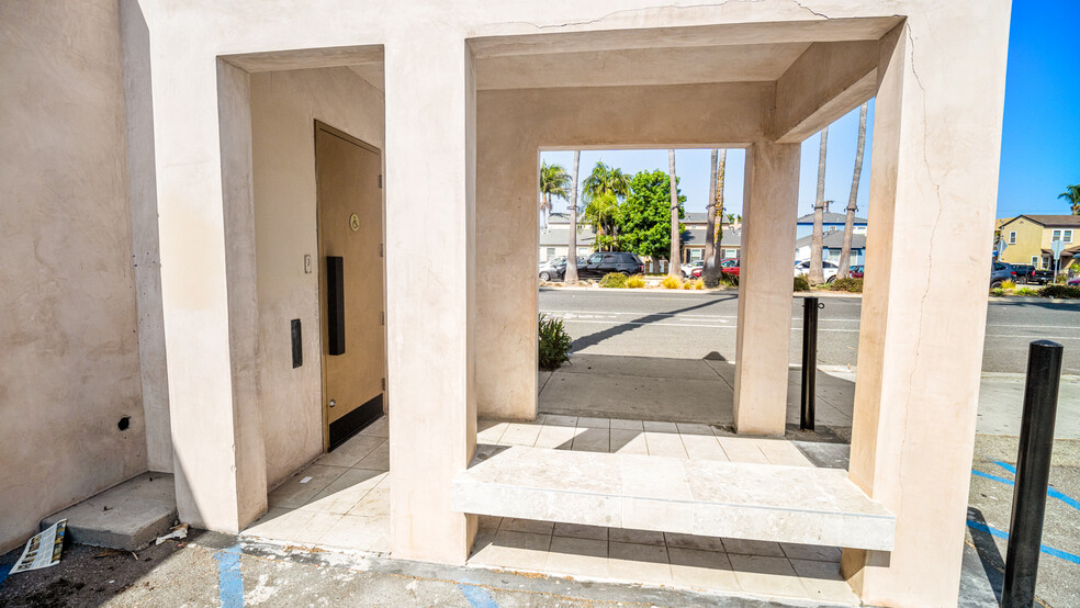 5716 E 2nd St, Long Beach, CA à vendre - Photo de l’immeuble – Image 2 sur 30