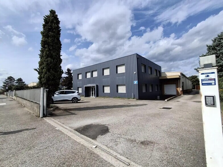 Local d’activités dans Chassieu à louer - Photo de l’immeuble – Image 1 sur 7