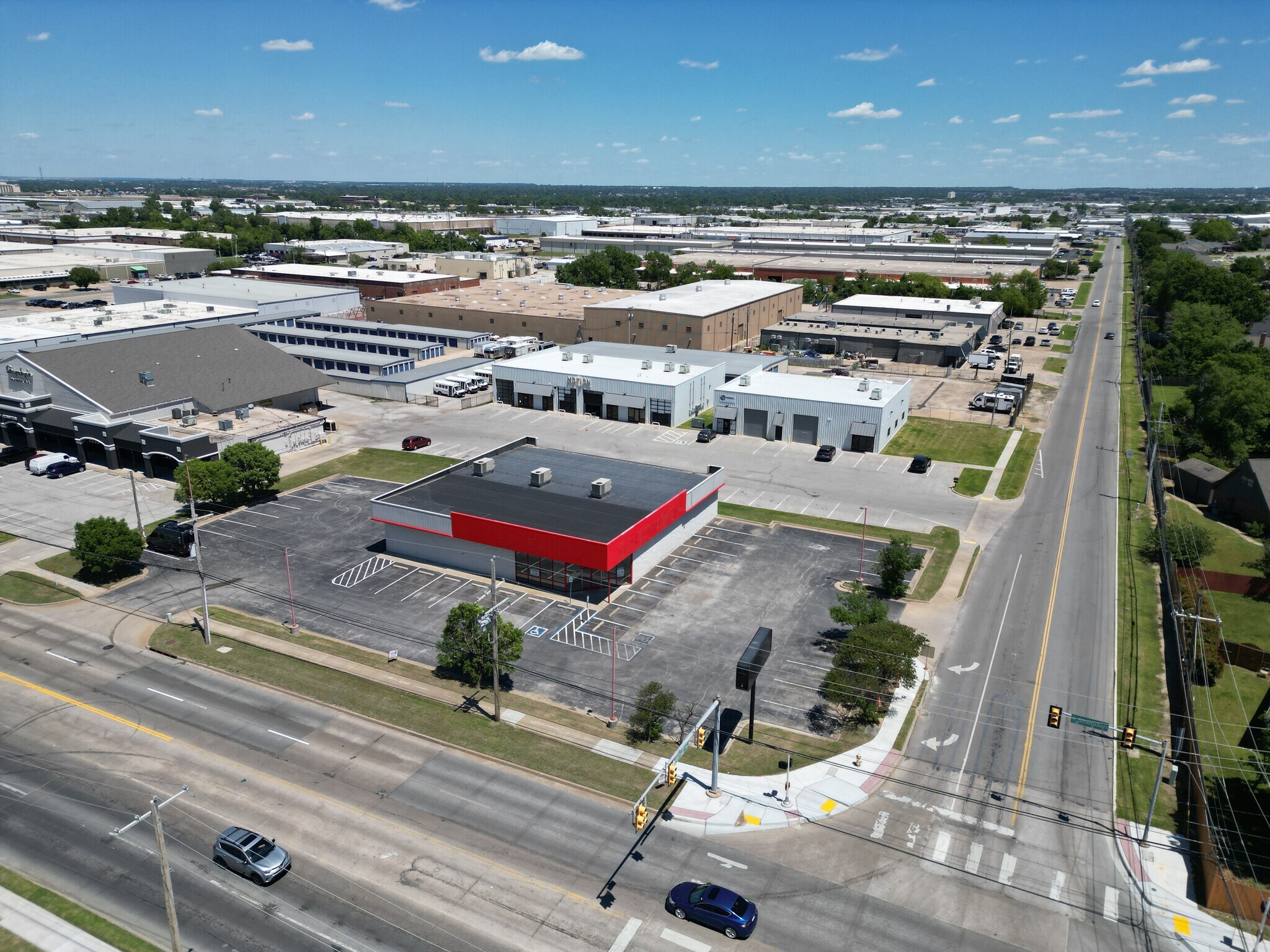 4461 S Sheridan Rd, Tulsa, OK à louer Photo principale– Image 1 sur 9