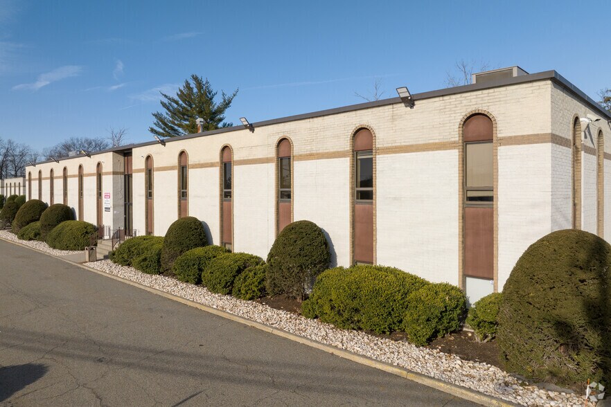 40 Galesi Dr, Wayne, NJ à louer - Photo de l’immeuble – Image 2 sur 37