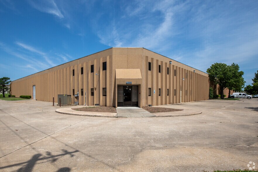 4601 SW 36th St, Oklahoma City, OK à louer - Photo de l’immeuble – Image 2 sur 9
