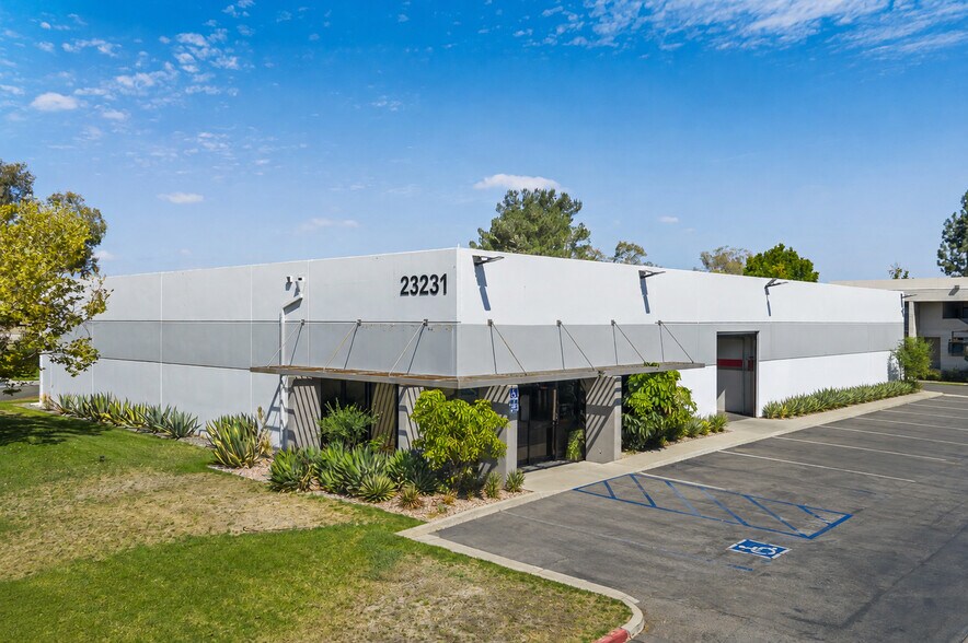 23282 Peralta Dr, Laguna Hills, CA à vendre - Photo de l’immeuble – Image 1 sur 92