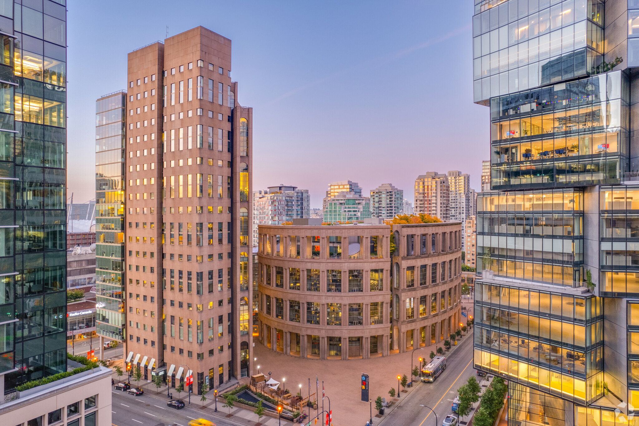 300 W Georgia St, Vancouver, BC à louer Photo de l’immeuble– Image 1 sur 9