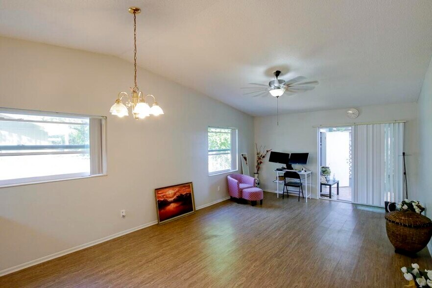 2725 Belle Haven Dr, Clearwater, FL à vendre - Photo intérieure – Image 2 sur 12