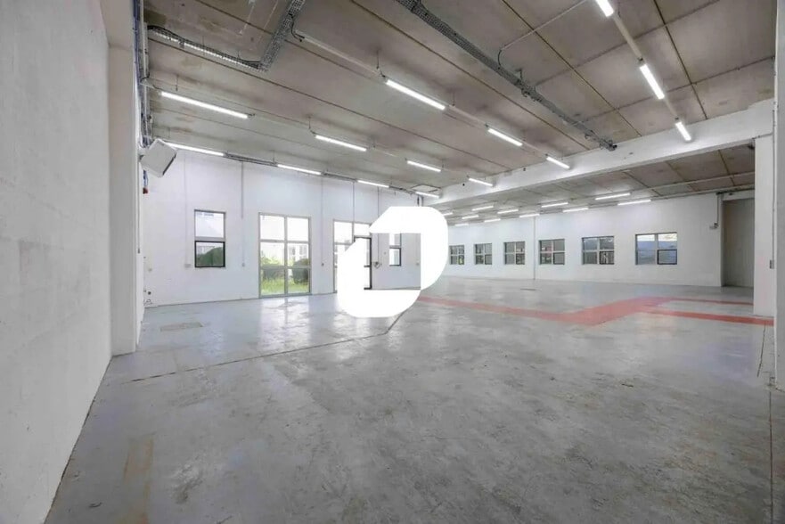 Local d’activités dans Saint-Thibault-des-Vignes à louer - Photo de l’immeuble – Image 3 sur 11