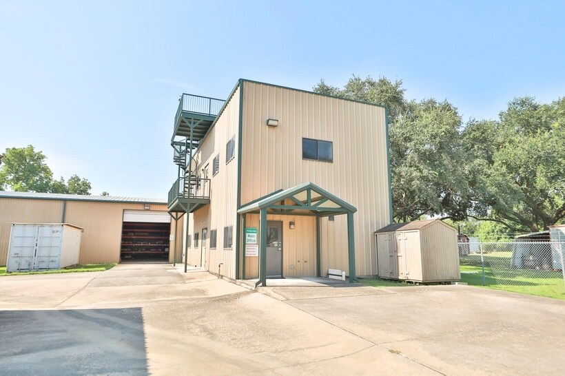 7113 Chippewa Blvd, Houston, TX à louer - Photo de l’immeuble – Image 2 sur 19