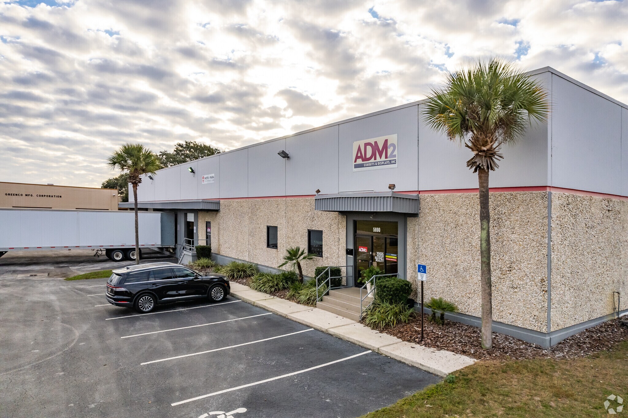 5690-5698 W Crenshaw St, Tampa, FL à louer Photo principale– Image 1 sur 8