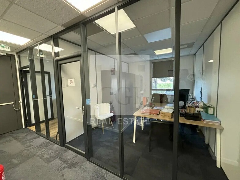 Bureau dans Bron à louer - Photo de l’immeuble – Image 2 sur 16