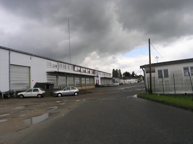 Plus de détails pour 109 Avenue Louis Gallouedec, Fleury-les-Aubrais - Industriel/Logistique à louer