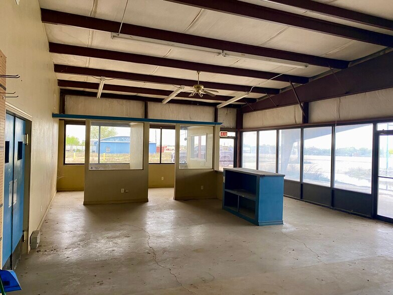 902 S Main St, Jacksboro, TX à louer - Photo intérieure – Image 2 sur 15