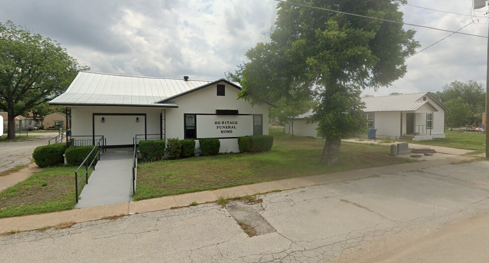 902 Bevans St., Menard, TX à vendre - Photo de l’immeuble – Image 3 sur 3