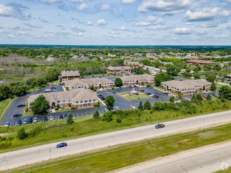 1025 W Glen Oaks Ln, Mequon, WI à louer - Photo de l’immeuble – Image 3 sur 4