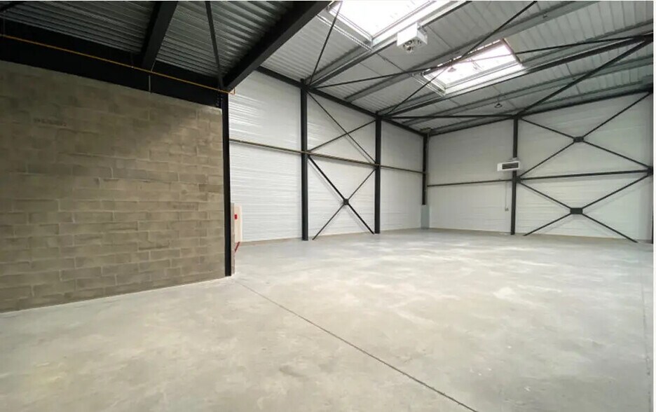 Local d'activités dans Persan à vendre - Photo de l’immeuble – Image 2 sur 21