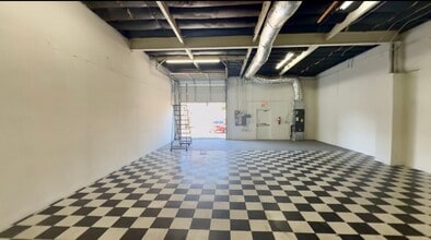 8033 Remmet Ave, Canoga Park, CA à louer Photo intérieure– Image 2 sur 5