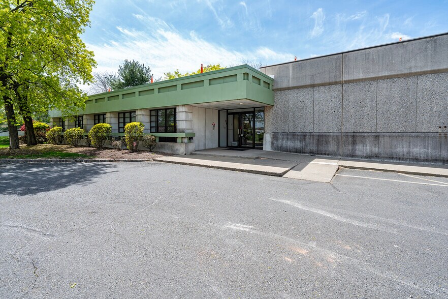 900 Durham Ave, South Plainfield, NJ à vendre - Photo de l’immeuble – Image 3 sur 9