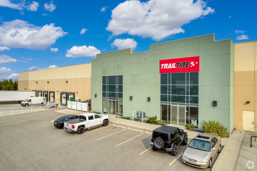 11056 48th St SE, Calgary, AB à louer - Photo de l’immeuble – Image 1 sur 5