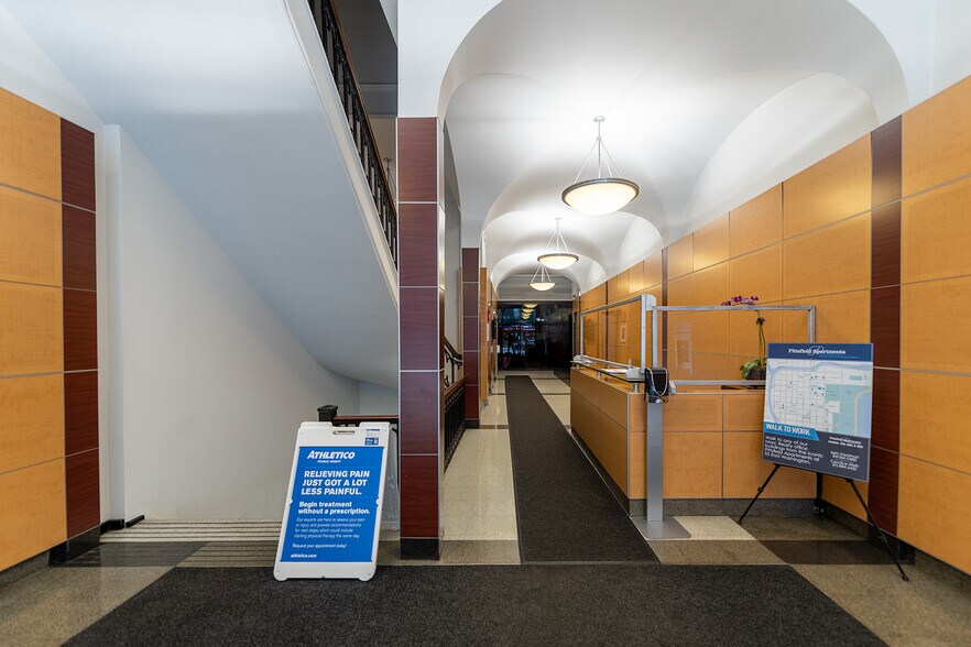 223 W Jackson Blvd, Chicago, IL à louer - Hall d’entrée – Image 3 sur 5