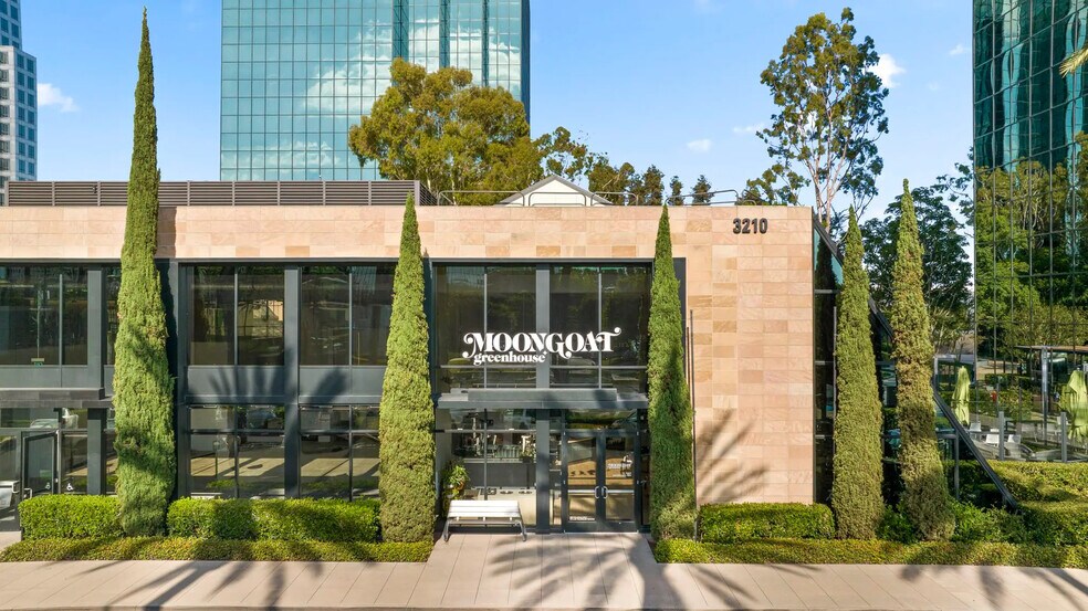 611 Anton Blvd, Costa Mesa, CA à louer - Photo de l’immeuble – Image 2 sur 2